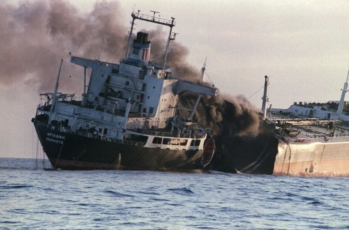 Batalla naval en el Golfo Pérsico: EE.UU. destruyó tres petroleros iraníes en respuesta a un ataque con misiles