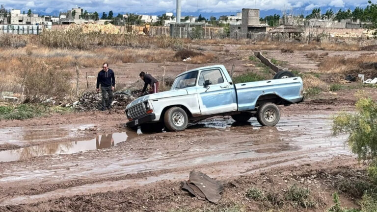 lluvias-mendoza-inundacion-el-nino-camioneta