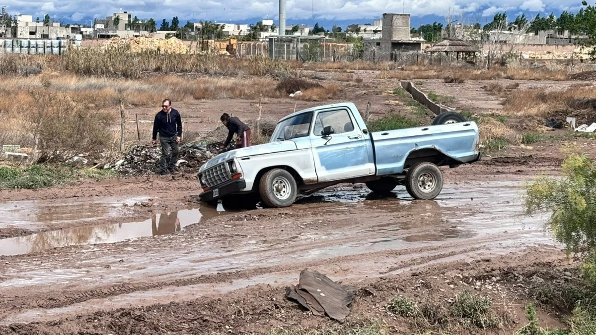 lluvias-mendoza-inundacion-el-nino-camioneta