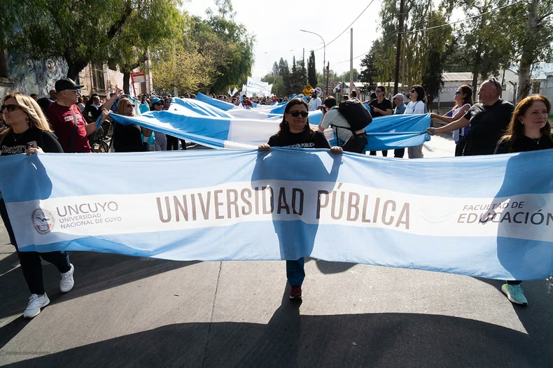 marcha-federal-las-universidades-uncuyo-ley-emergencia