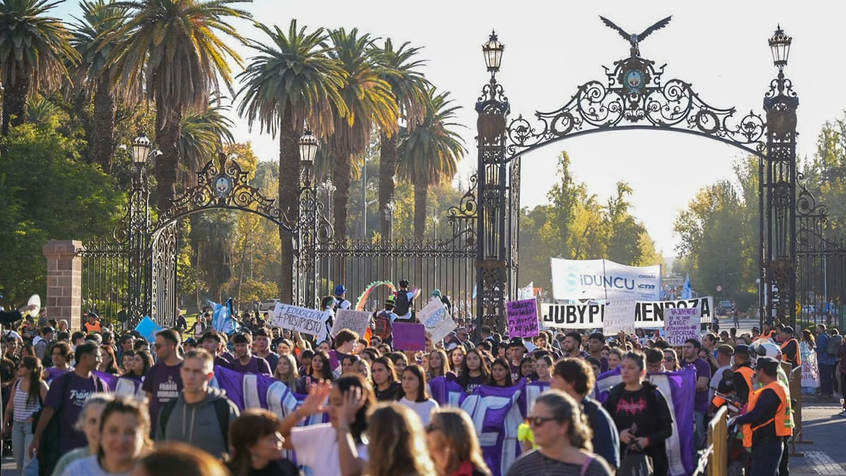 marcha-universitaria-mendoza